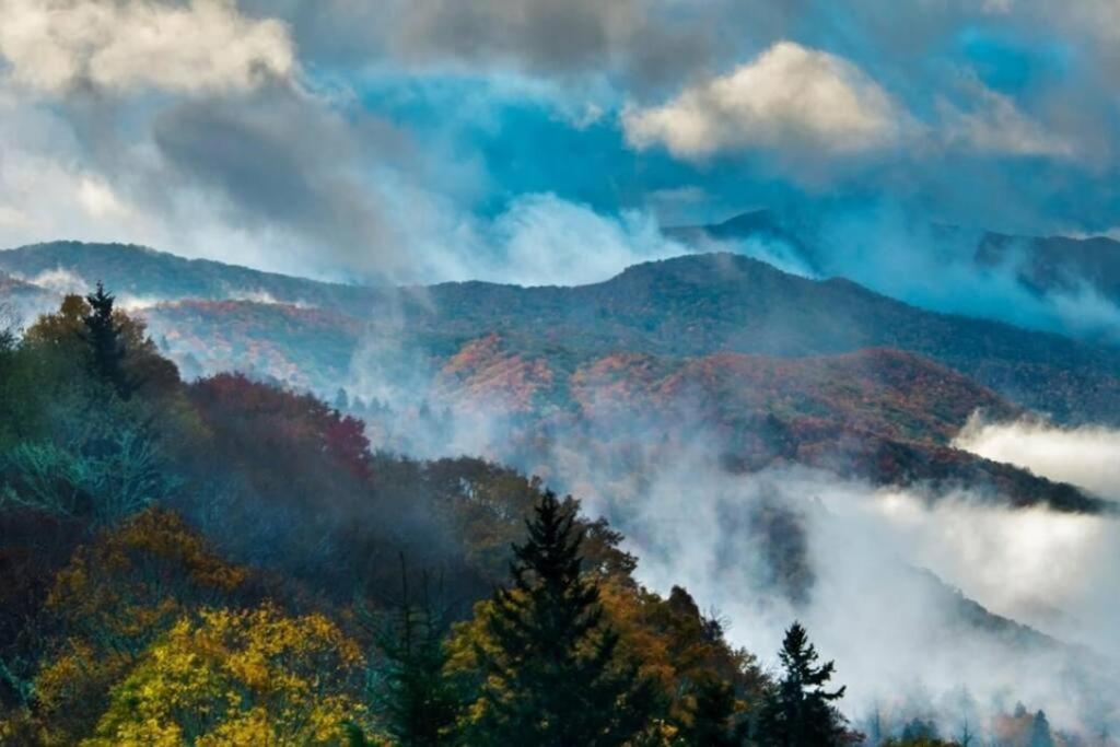Whiskey Ridge Lodge, A Restored 1940S Gem, 2 Mins From Downtown, Breathtaking City Views, Custom Game Room, And Spacious Elegance Gatlinburg Ngoại thất bức ảnh