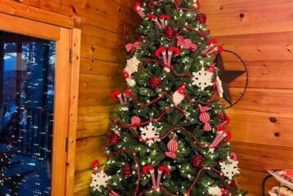 Whiskey Ridge Lodge, A Restored 1940S Gem, 2 Mins From Downtown, Breathtaking City Views, Custom Game Room, And Spacious Elegance Gatlinburg Ngoại thất bức ảnh