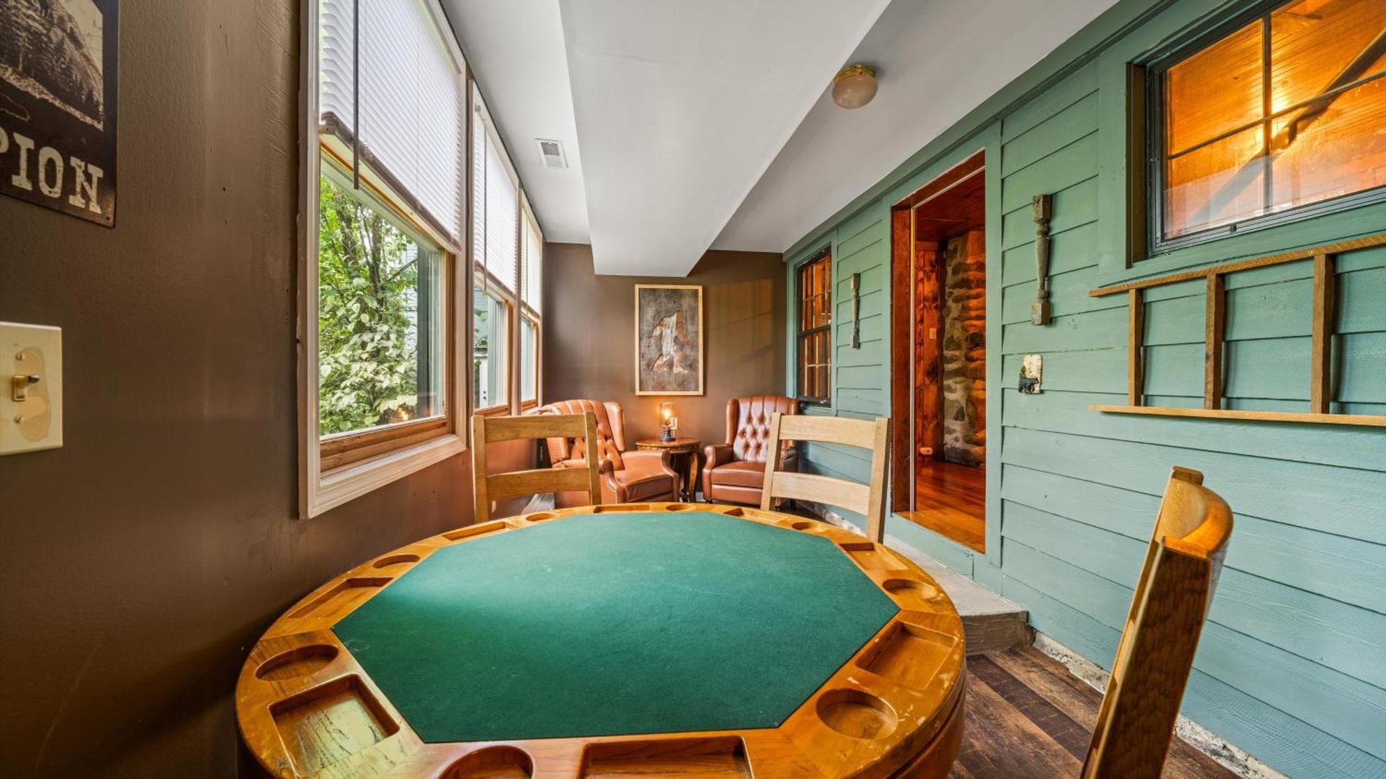 Whiskey Ridge Lodge, A Restored 1940S Gem, 2 Mins From Downtown, Breathtaking City Views, Custom Game Room, And Spacious Elegance Gatlinburg Ngoại thất bức ảnh