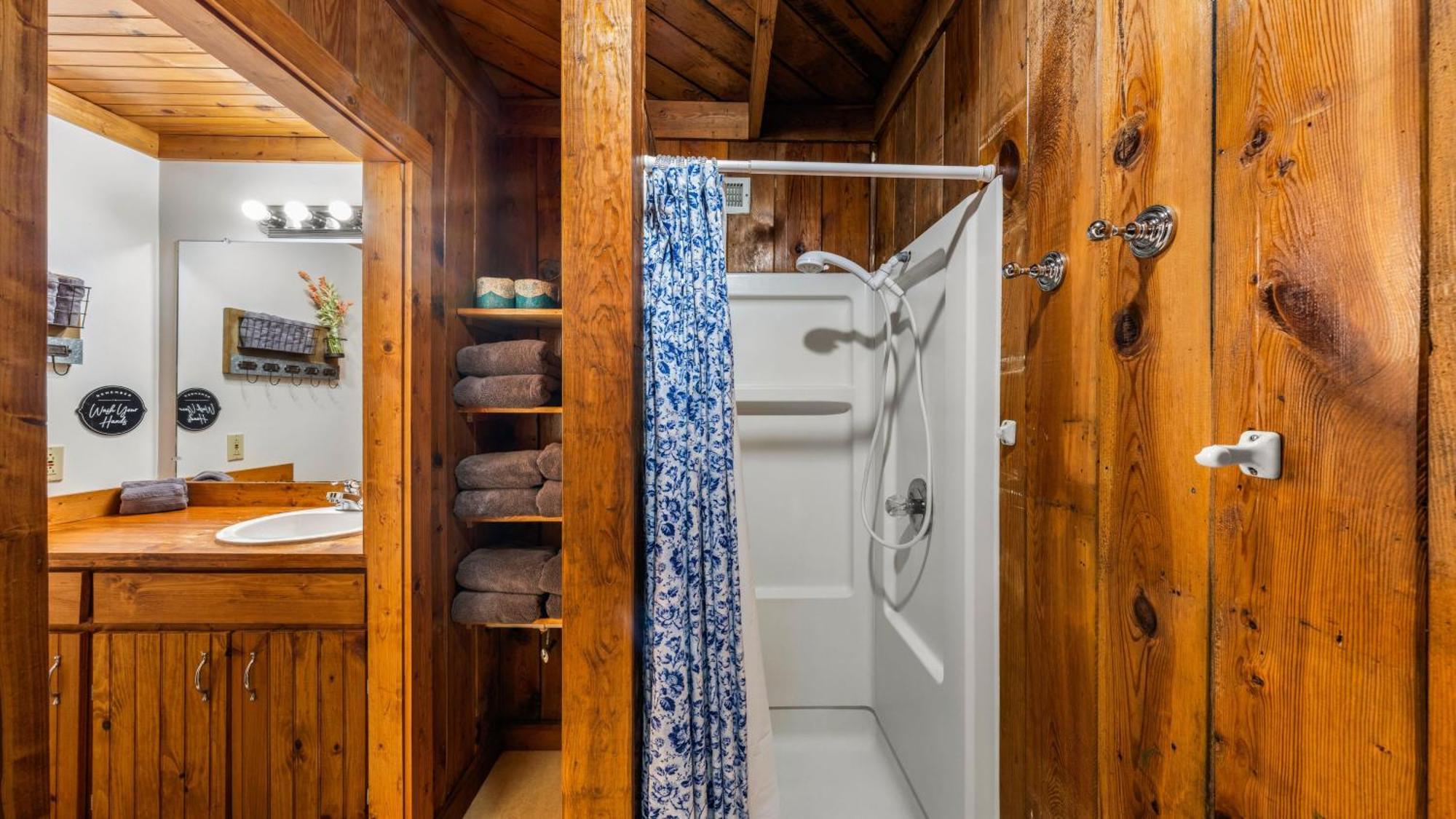Whiskey Ridge Lodge, A Restored 1940S Gem, 2 Mins From Downtown, Breathtaking City Views, Custom Game Room, And Spacious Elegance Gatlinburg Ngoại thất bức ảnh