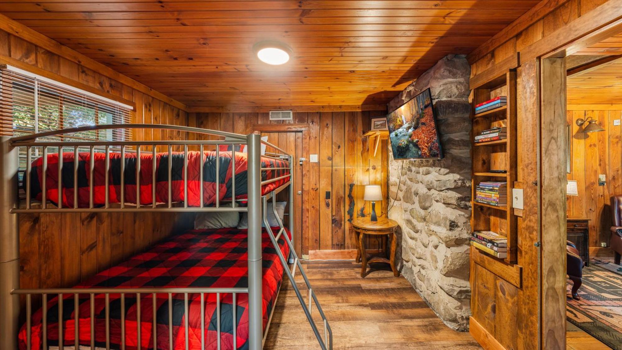 Whiskey Ridge Lodge, A Restored 1940S Gem, 2 Mins From Downtown, Breathtaking City Views, Custom Game Room, And Spacious Elegance Gatlinburg Ngoại thất bức ảnh