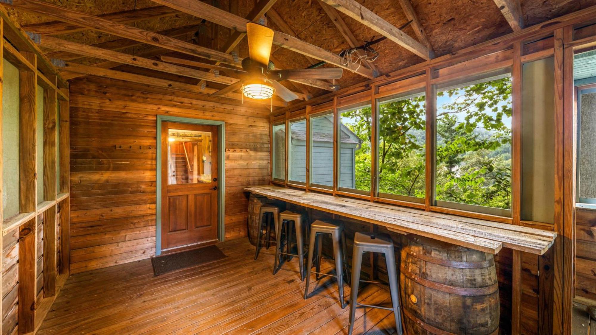 Whiskey Ridge Lodge, A Restored 1940S Gem, 2 Mins From Downtown, Breathtaking City Views, Custom Game Room, And Spacious Elegance Gatlinburg Ngoại thất bức ảnh