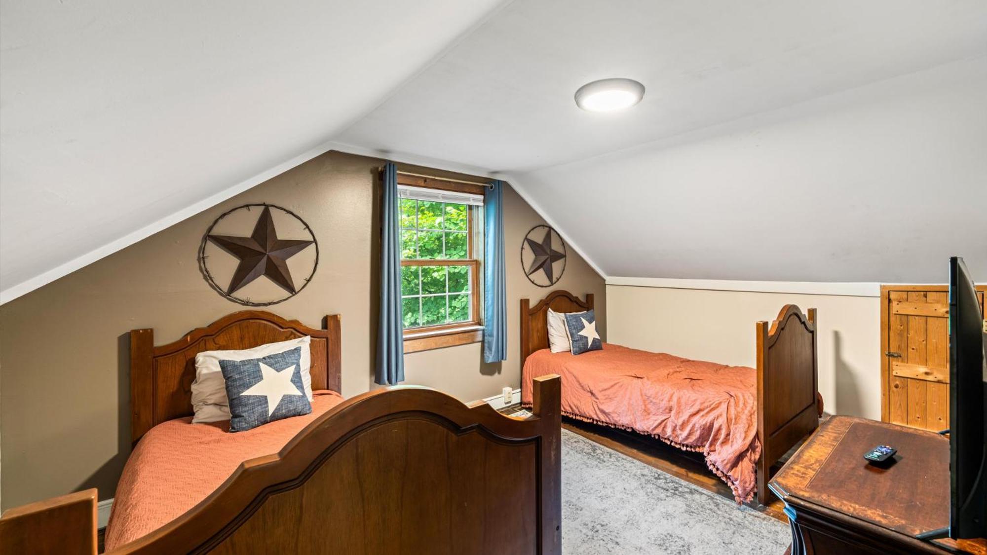 Whiskey Ridge Lodge, A Restored 1940S Gem, 2 Mins From Downtown, Breathtaking City Views, Custom Game Room, And Spacious Elegance Gatlinburg Ngoại thất bức ảnh