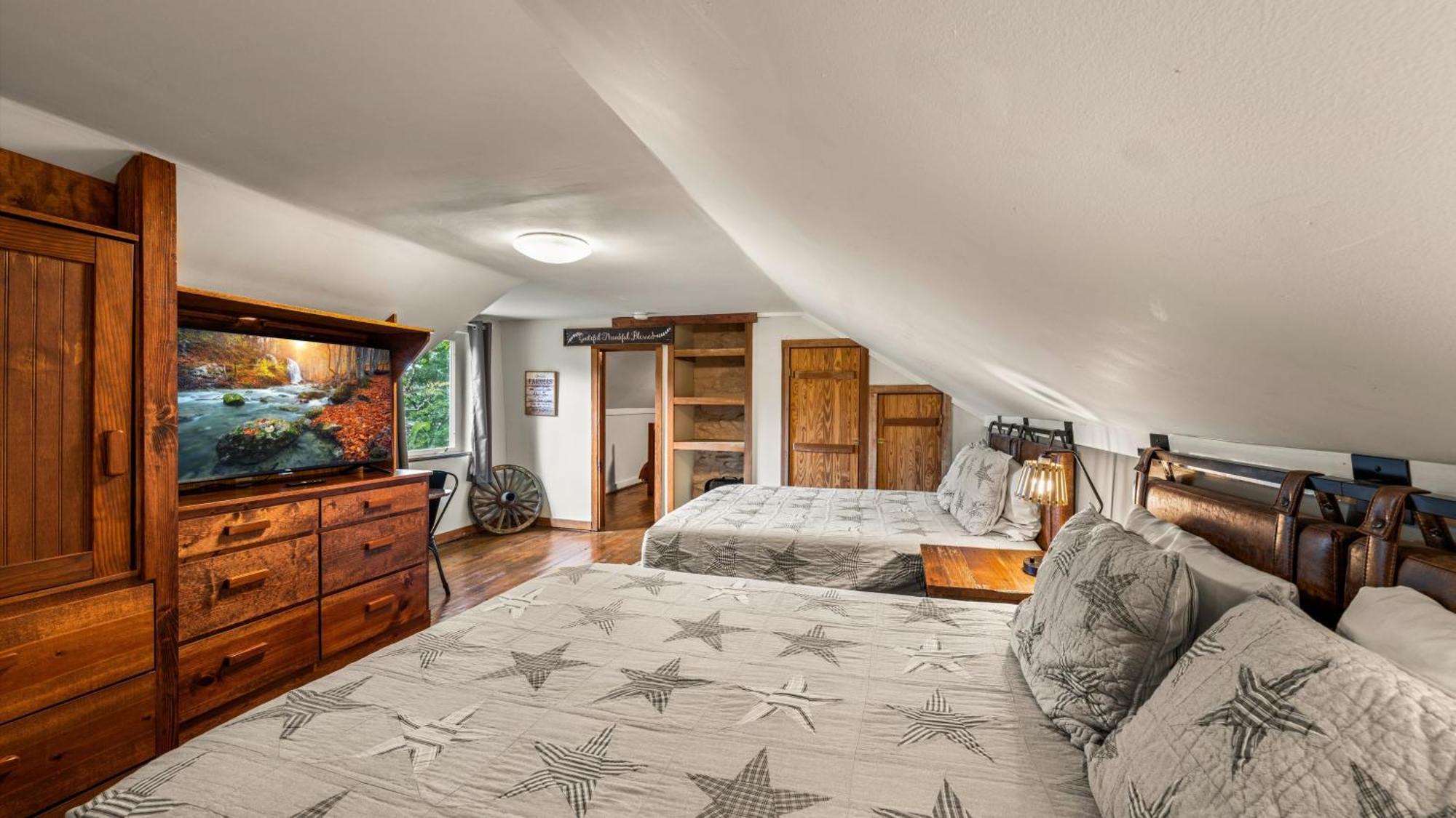 Whiskey Ridge Lodge, A Restored 1940S Gem, 2 Mins From Downtown, Breathtaking City Views, Custom Game Room, And Spacious Elegance Gatlinburg Ngoại thất bức ảnh