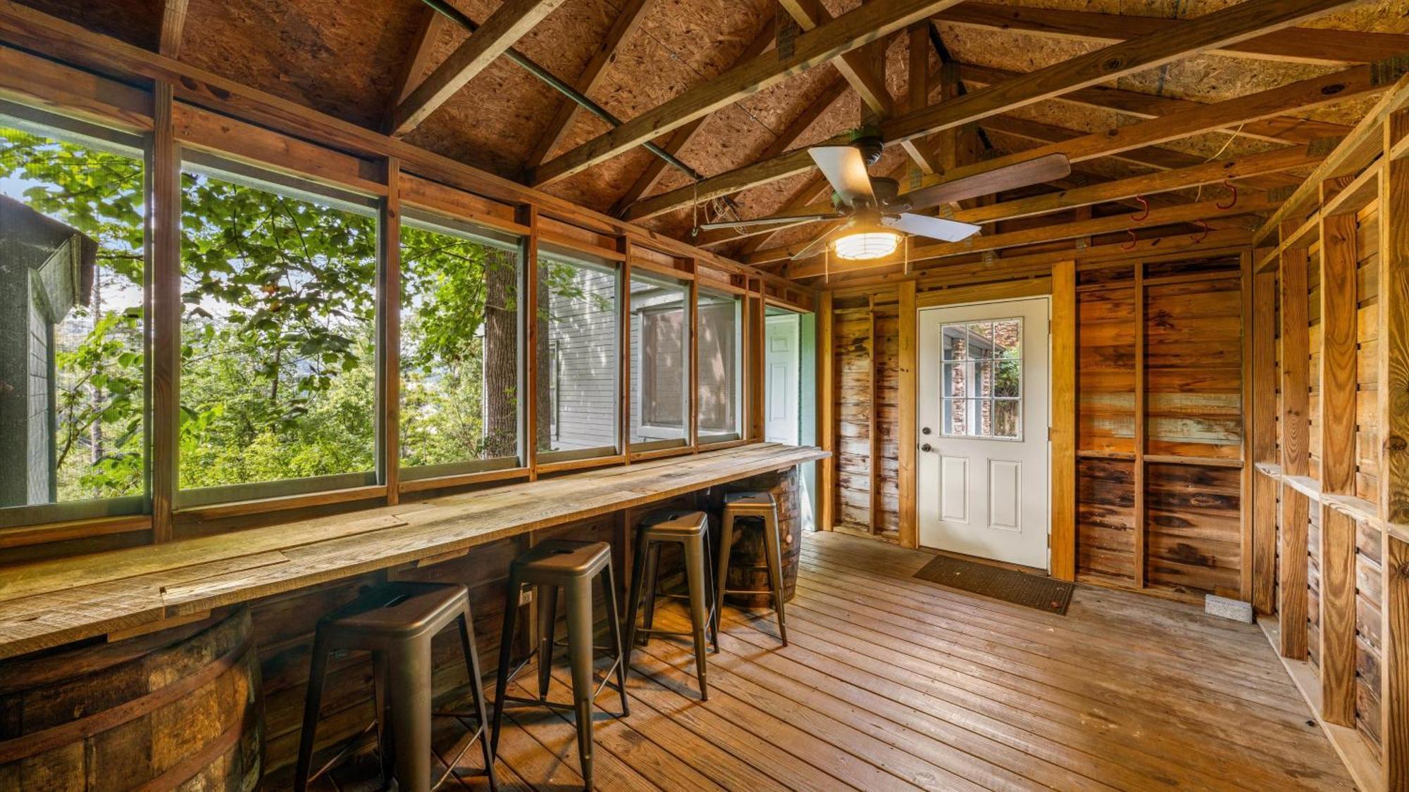 Whiskey Ridge Lodge, A Restored 1940S Gem, 2 Mins From Downtown, Breathtaking City Views, Custom Game Room, And Spacious Elegance Gatlinburg Ngoại thất bức ảnh
