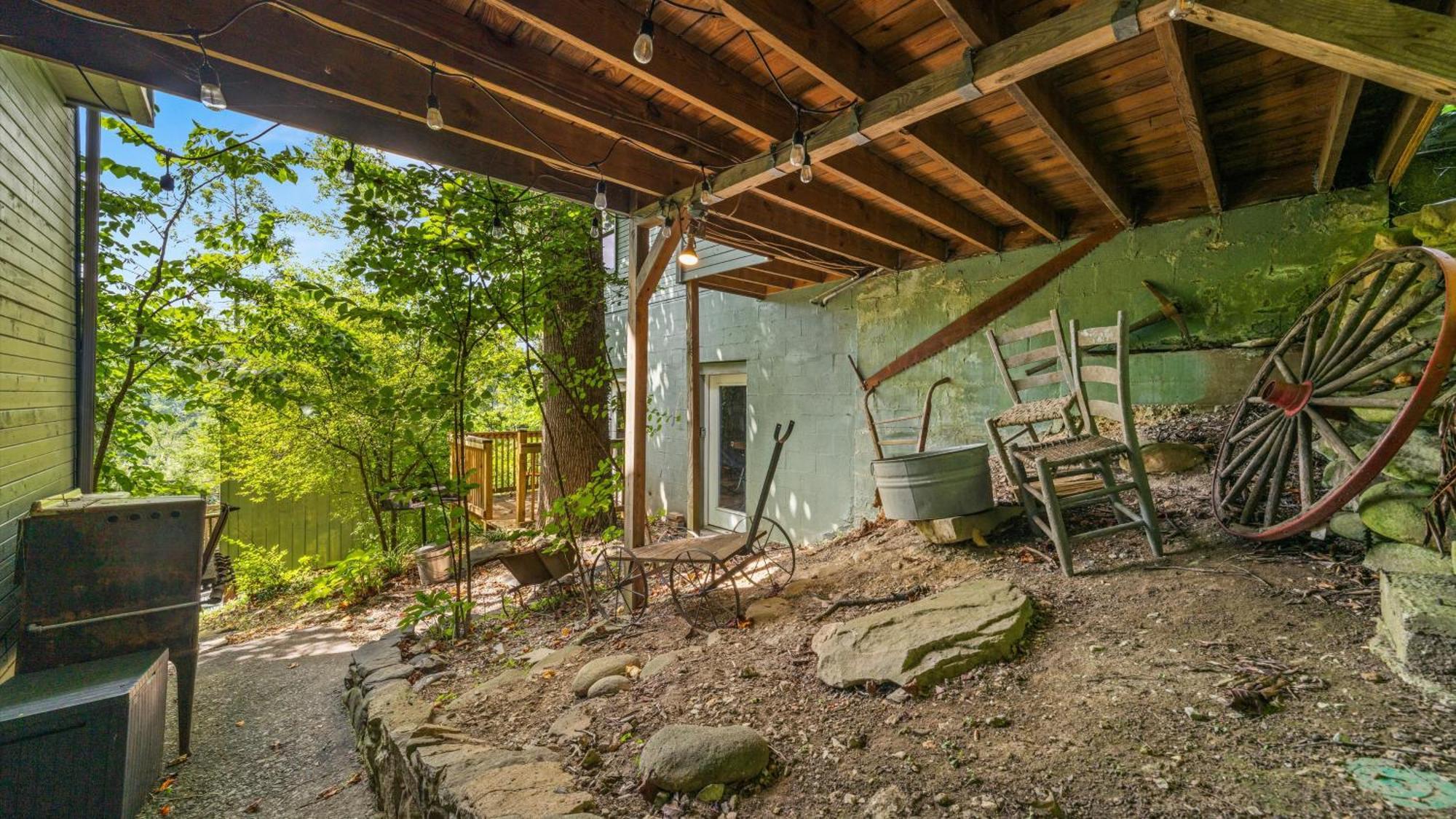 Whiskey Ridge Lodge, A Restored 1940S Gem, 2 Mins From Downtown, Breathtaking City Views, Custom Game Room, And Spacious Elegance Gatlinburg Ngoại thất bức ảnh