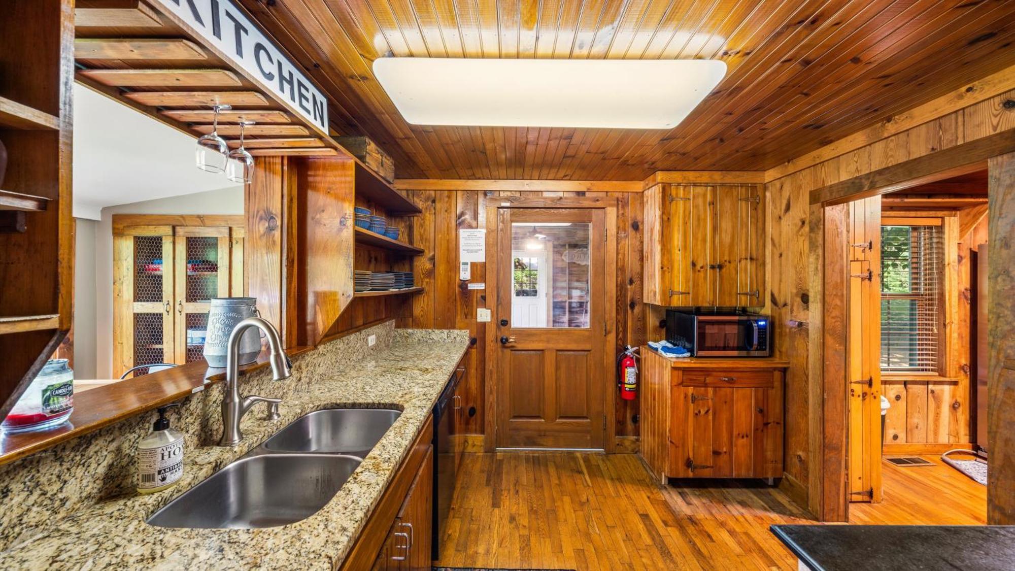 Whiskey Ridge Lodge, A Restored 1940S Gem, 2 Mins From Downtown, Breathtaking City Views, Custom Game Room, And Spacious Elegance Gatlinburg Ngoại thất bức ảnh