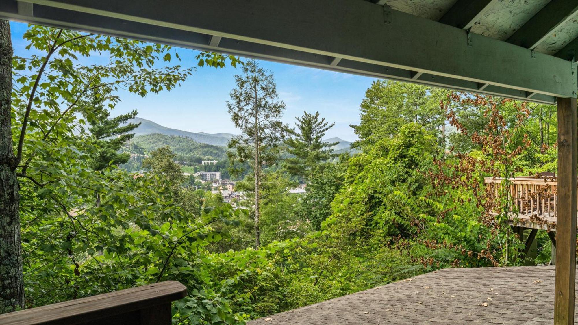 Whiskey Ridge Lodge, A Restored 1940S Gem, 2 Mins From Downtown, Breathtaking City Views, Custom Game Room, And Spacious Elegance Gatlinburg Ngoại thất bức ảnh