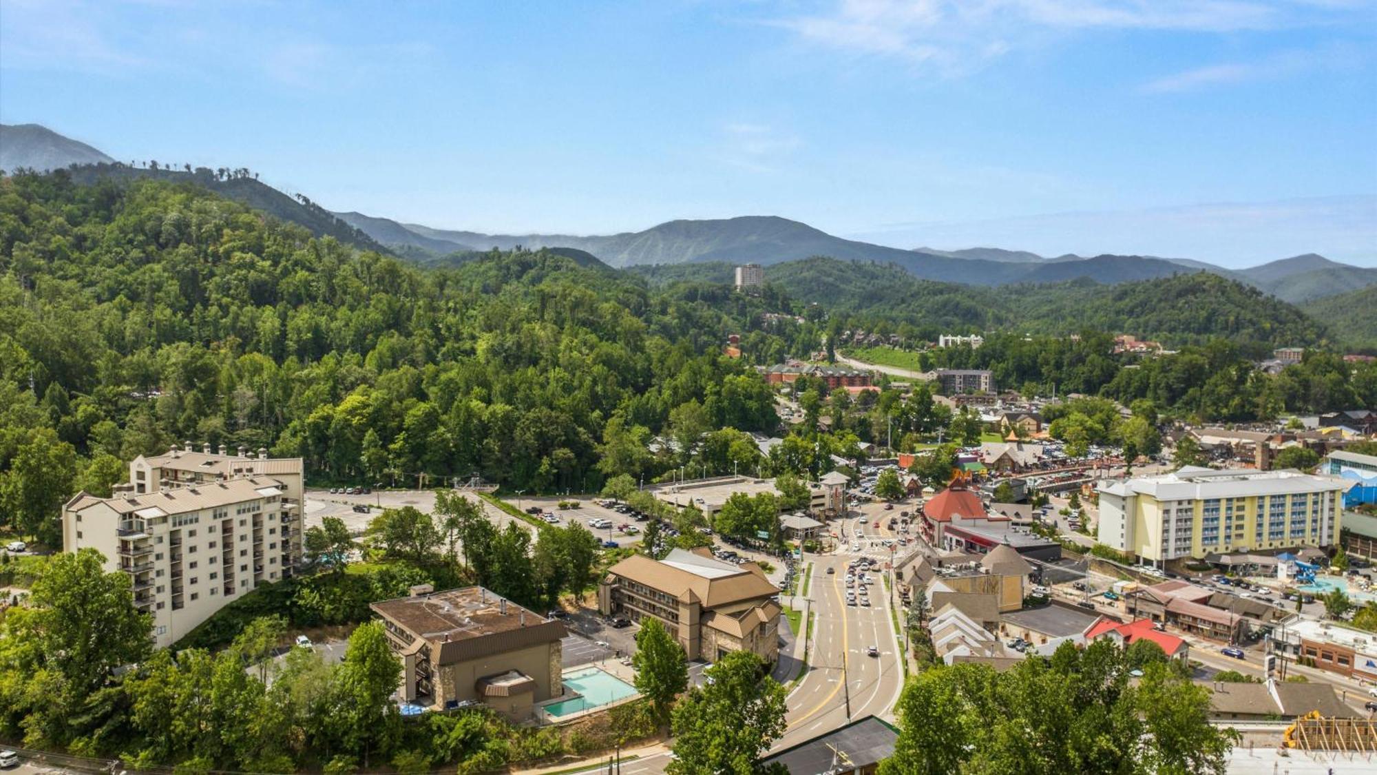 Whiskey Ridge Lodge, A Restored 1940S Gem, 2 Mins From Downtown, Breathtaking City Views, Custom Game Room, And Spacious Elegance Gatlinburg Ngoại thất bức ảnh