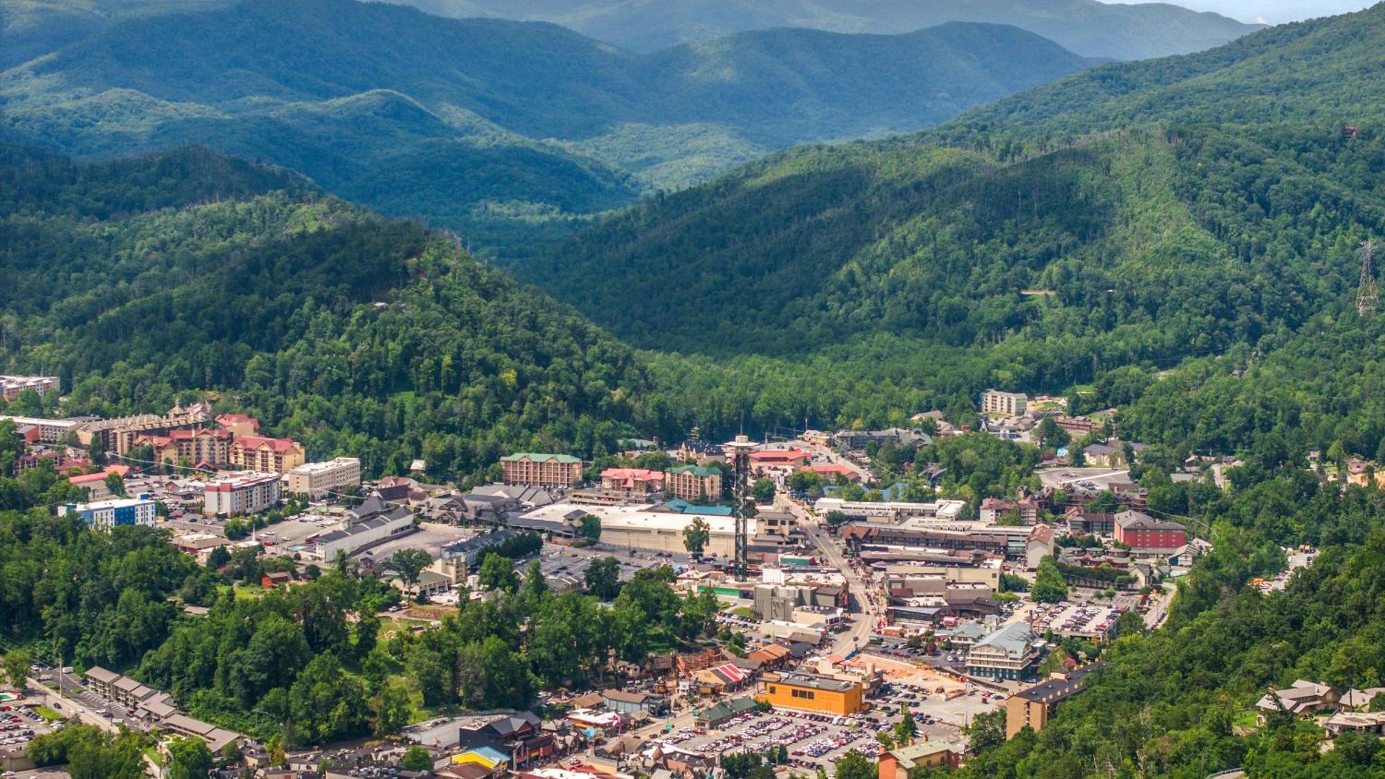 Whiskey Ridge Lodge, A Restored 1940S Gem, 2 Mins From Downtown, Breathtaking City Views, Custom Game Room, And Spacious Elegance Gatlinburg Ngoại thất bức ảnh