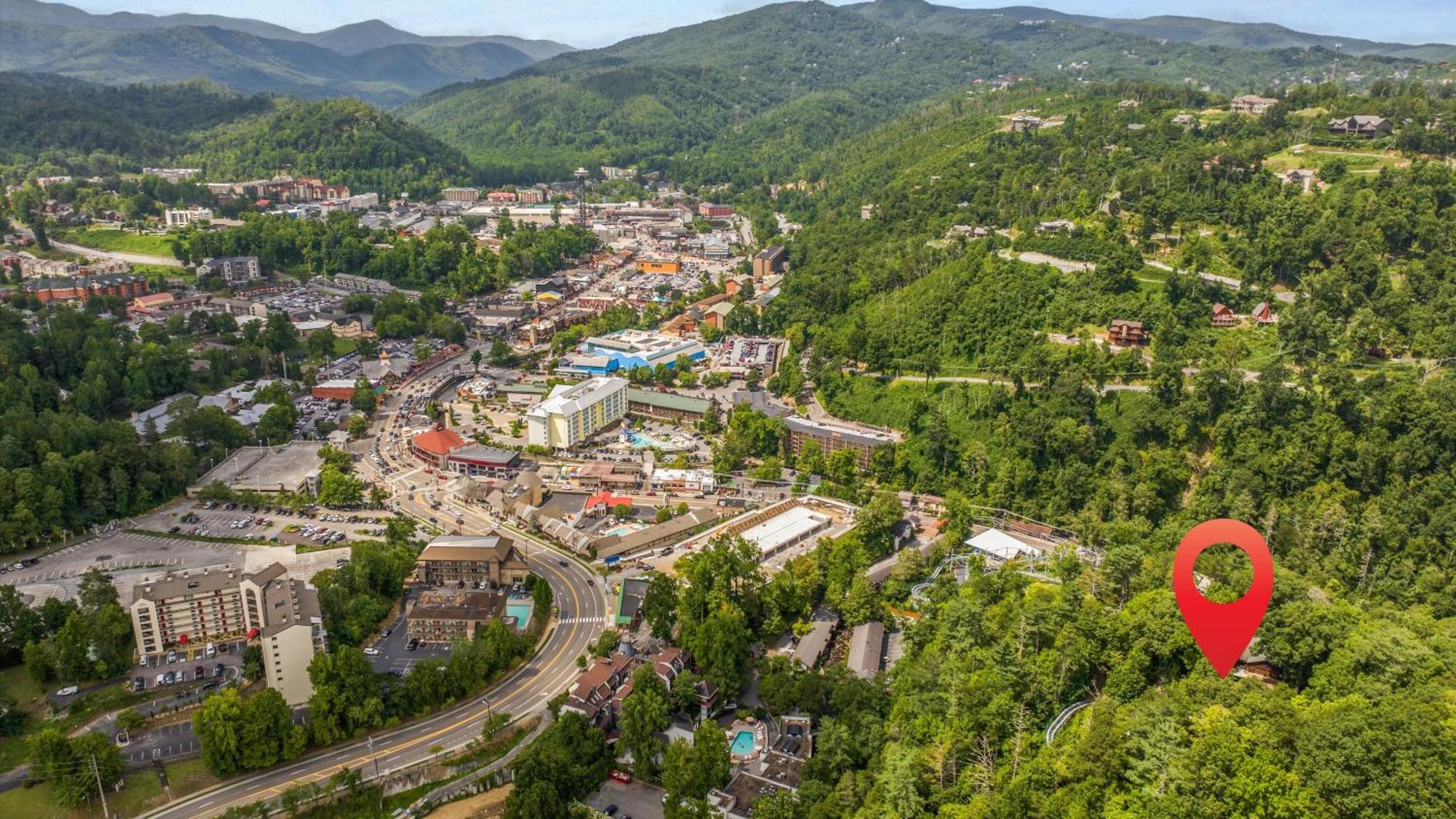Whiskey Ridge Lodge, A Restored 1940S Gem, 2 Mins From Downtown, Breathtaking City Views, Custom Game Room, And Spacious Elegance Gatlinburg Ngoại thất bức ảnh