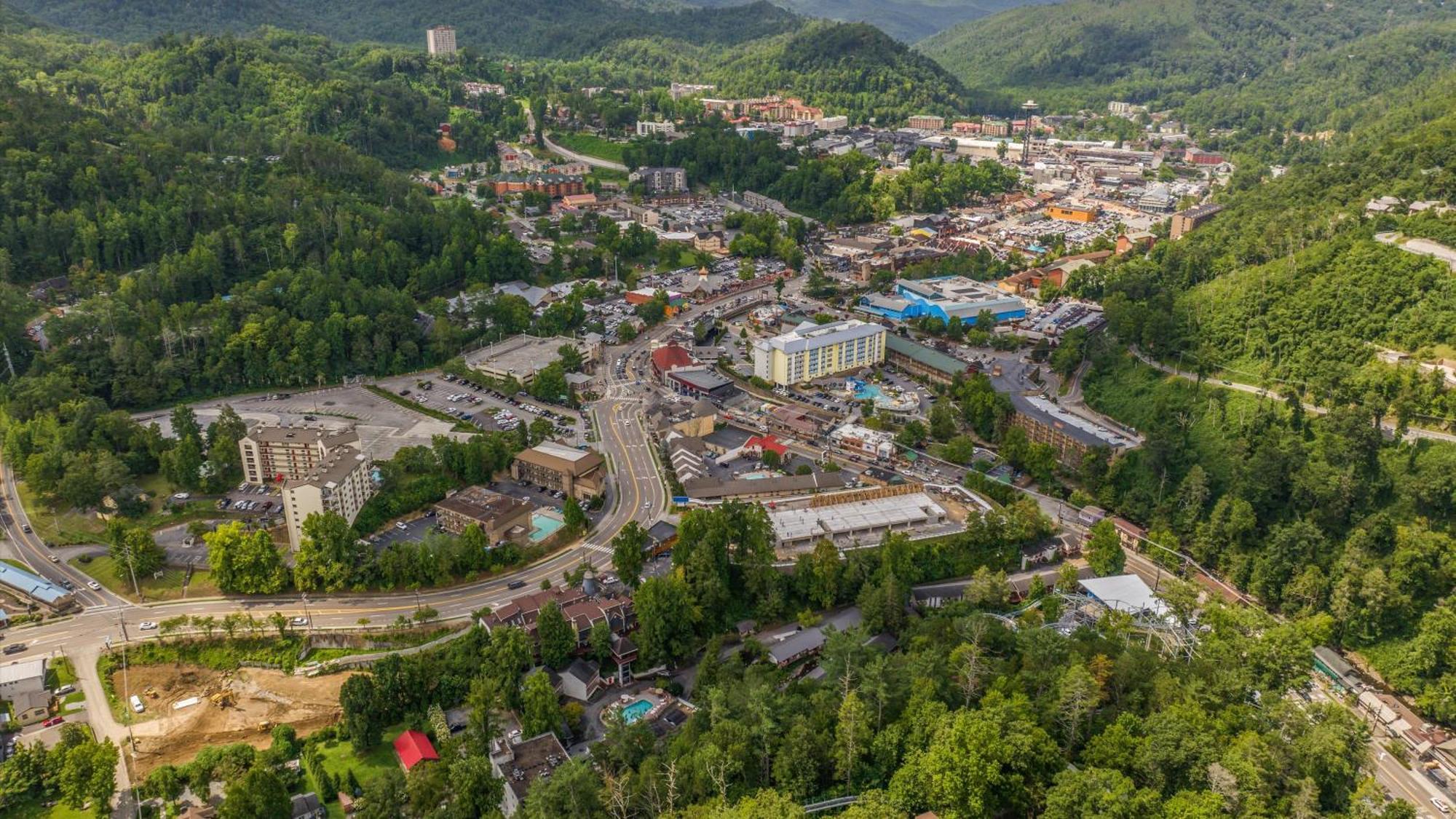 Whiskey Ridge Lodge, A Restored 1940S Gem, 2 Mins From Downtown, Breathtaking City Views, Custom Game Room, And Spacious Elegance Gatlinburg Ngoại thất bức ảnh
