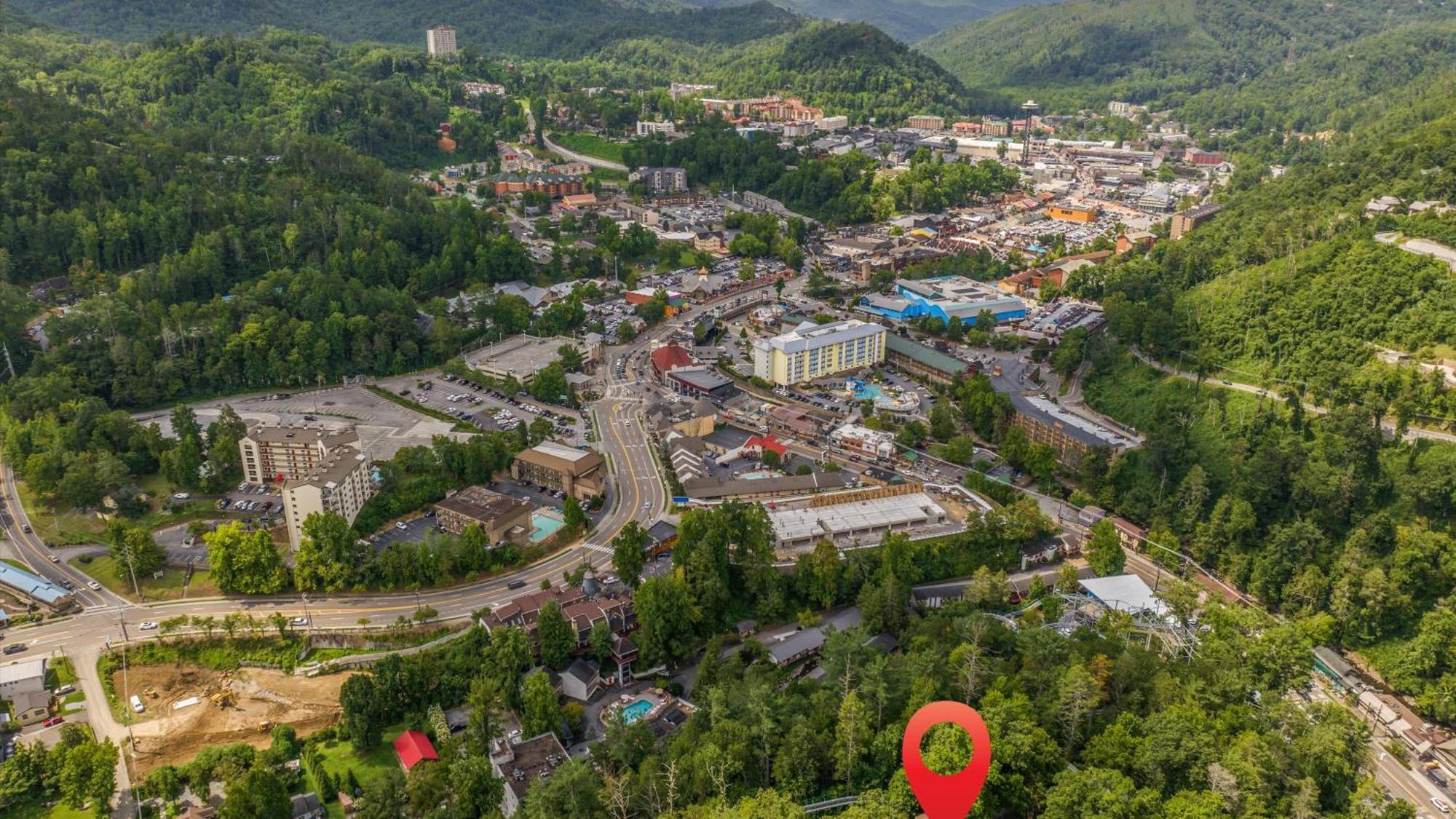 Whiskey Ridge Lodge, A Restored 1940S Gem, 2 Mins From Downtown, Breathtaking City Views, Custom Game Room, And Spacious Elegance Gatlinburg Ngoại thất bức ảnh