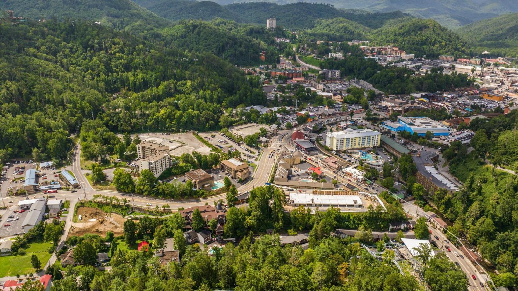 Whiskey Ridge Lodge, A Restored 1940S Gem, 2 Mins From Downtown, Breathtaking City Views, Custom Game Room, And Spacious Elegance Gatlinburg Ngoại thất bức ảnh