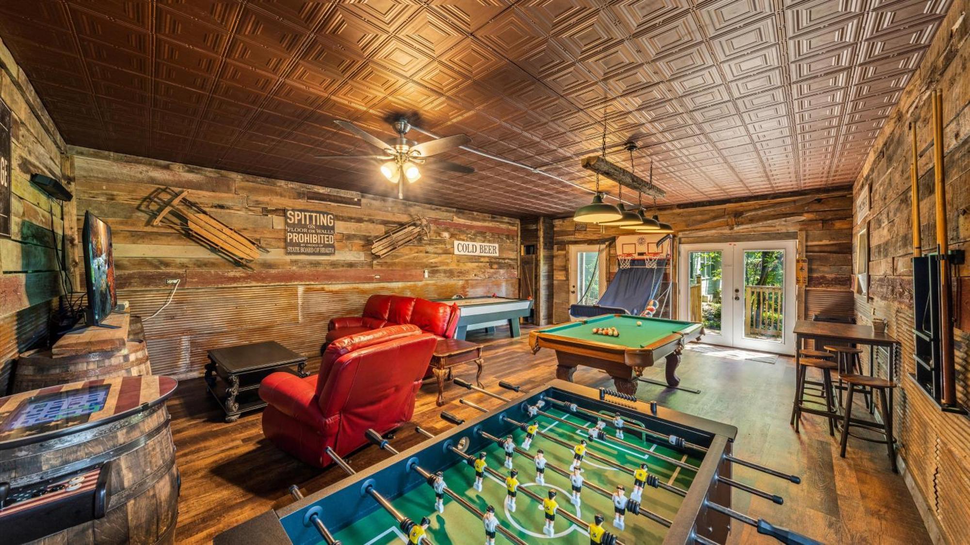 Whiskey Ridge Lodge, A Restored 1940S Gem, 2 Mins From Downtown, Breathtaking City Views, Custom Game Room, And Spacious Elegance Gatlinburg Ngoại thất bức ảnh